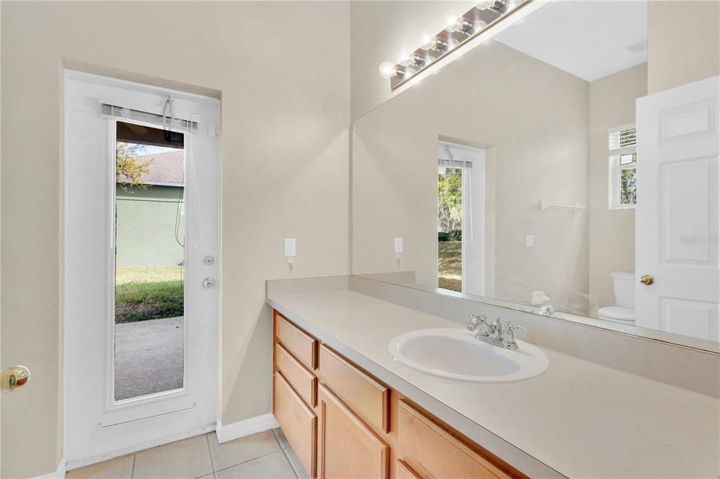 Под контрактом: $472,689 (4 спален, 2 ванн, 1974 Квадратных фут)