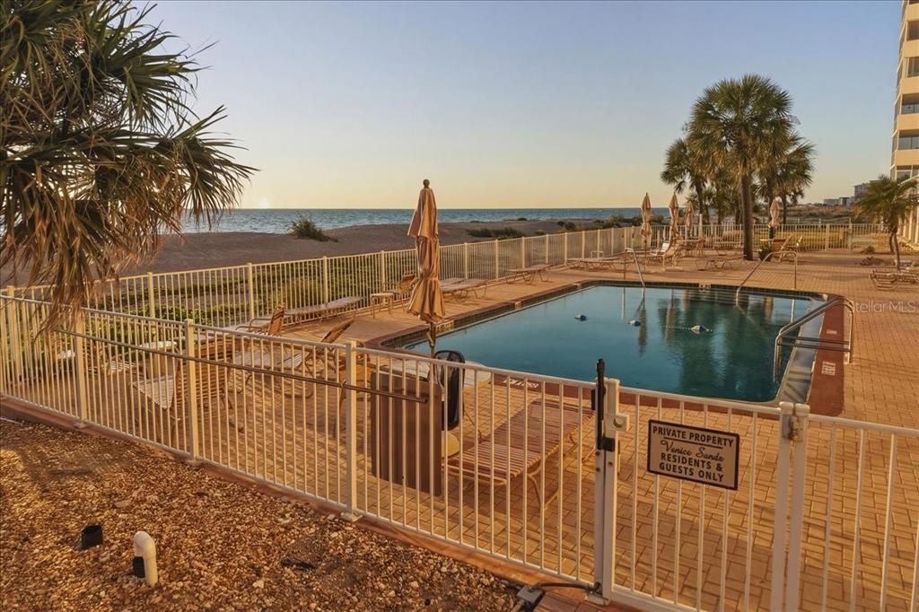 На продажу: $1,100,000 (2 спален, 2 ванн, 1430 Квадратных фут)