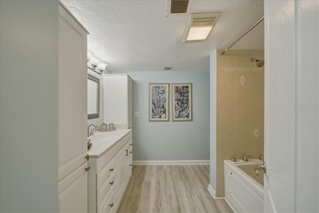 На продажу: $1,100,000 (2 спален, 2 ванн, 1430 Квадратных фут)