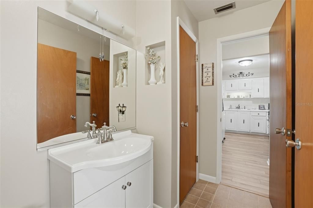 Active With Contract: $490,000 (2 beds, 2 baths, 949 Square Feet)