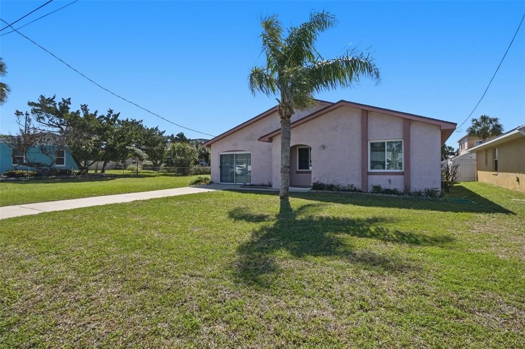 Active With Contract: $490,000 (2 beds, 2 baths, 949 Square Feet)