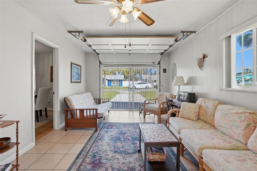 Active With Contract: $490,000 (2 beds, 2 baths, 949 Square Feet)