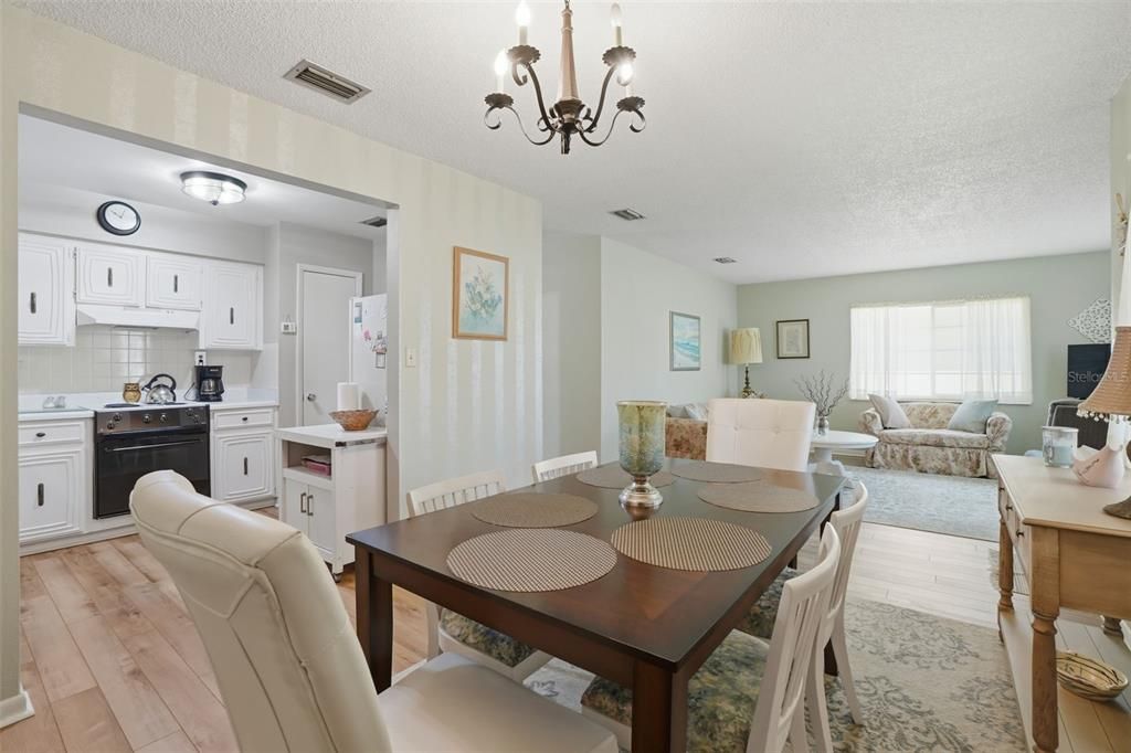 Active With Contract: $490,000 (2 beds, 2 baths, 949 Square Feet)