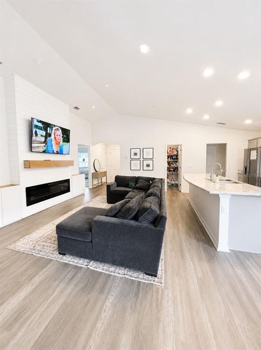 For Sale: $315,000 (3 beds, 2 baths, 1558 Square Feet)