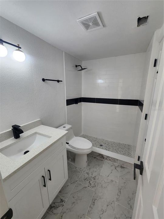 Activo con contrato: $230,000 (2 camas, 2 baños, 1124 Pies cuadrados)