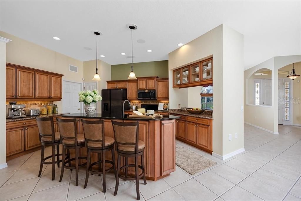 Под контрактом: $569,000 (4 спален, 3 ванн, 2322 Квадратных фут)