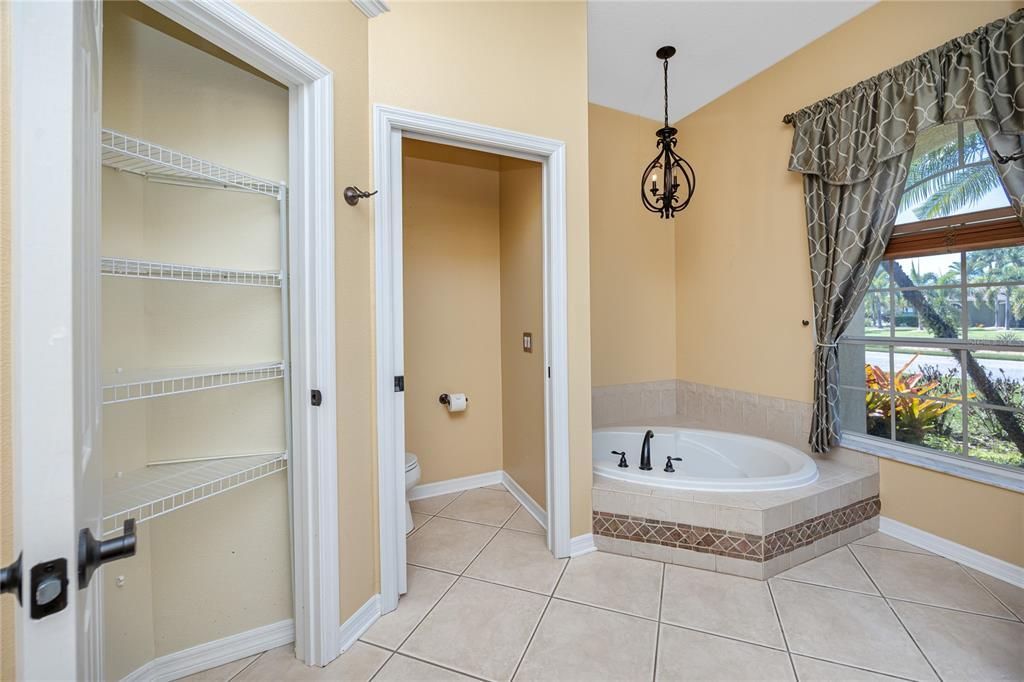 Под контрактом: $569,000 (4 спален, 3 ванн, 2322 Квадратных фут)