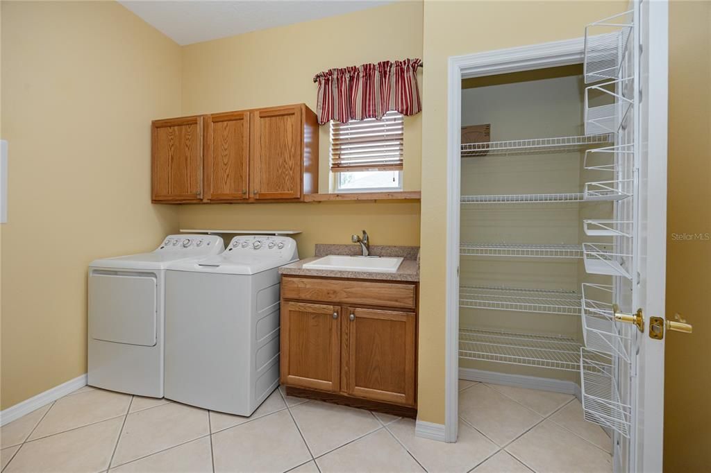 Под контрактом: $569,000 (4 спален, 3 ванн, 2322 Квадратных фут)