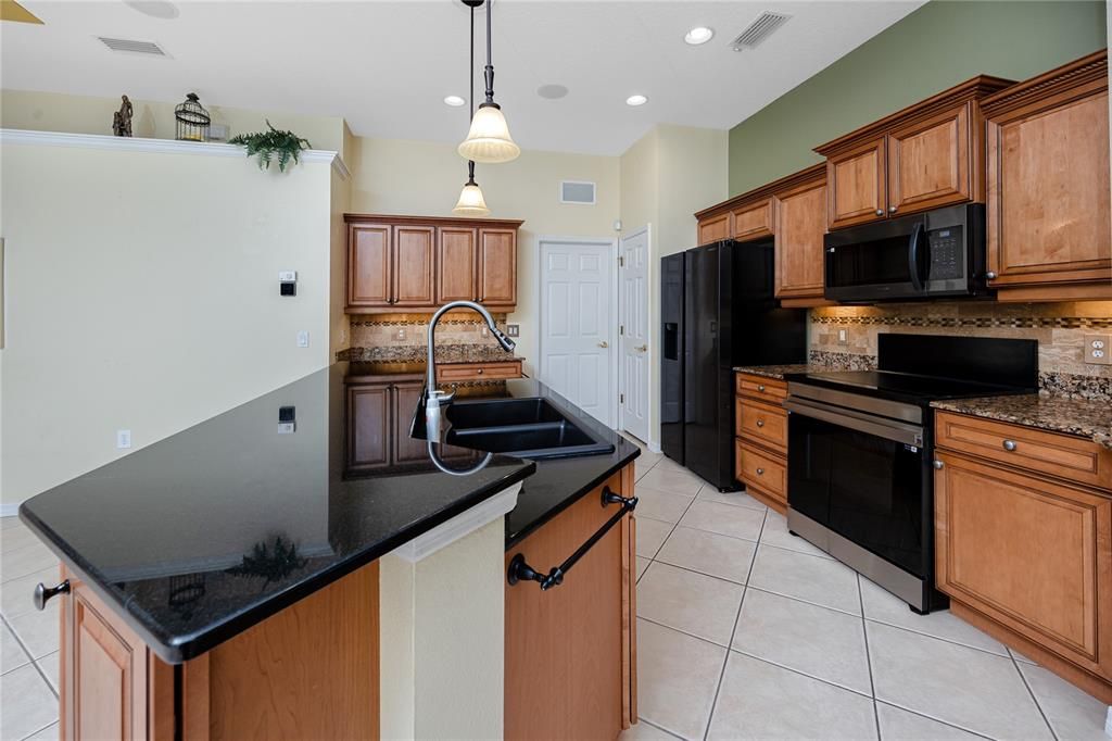 Под контрактом: $569,000 (4 спален, 3 ванн, 2322 Квадратных фут)