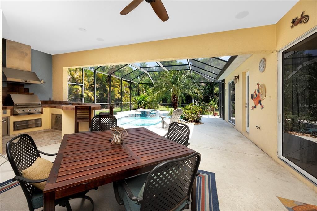 Под контрактом: $569,000 (4 спален, 3 ванн, 2322 Квадратных фут)