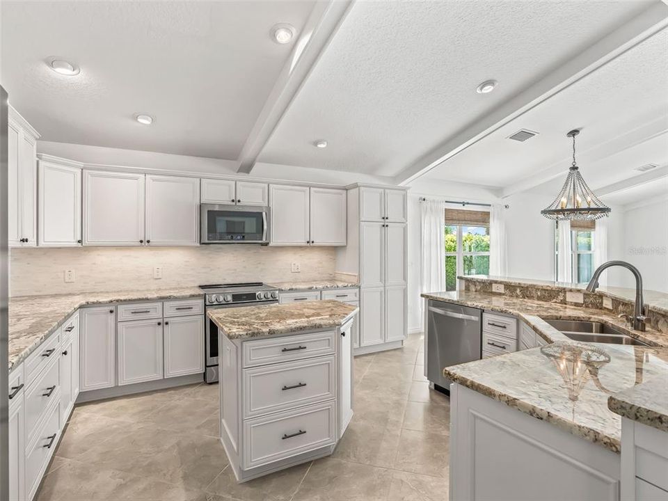 Activo con contrato: $799,000 (3 camas, 2 baños, 1851 Pies cuadrados)