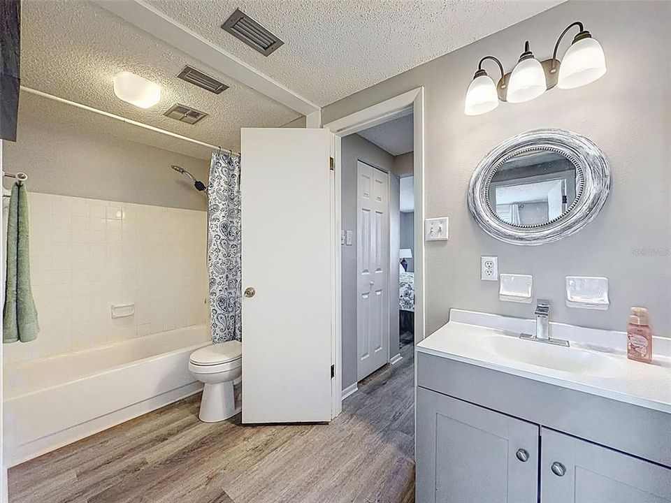 Activo con contrato: $124,900 (2 camas, 1 baños, 827 Pies cuadrados)