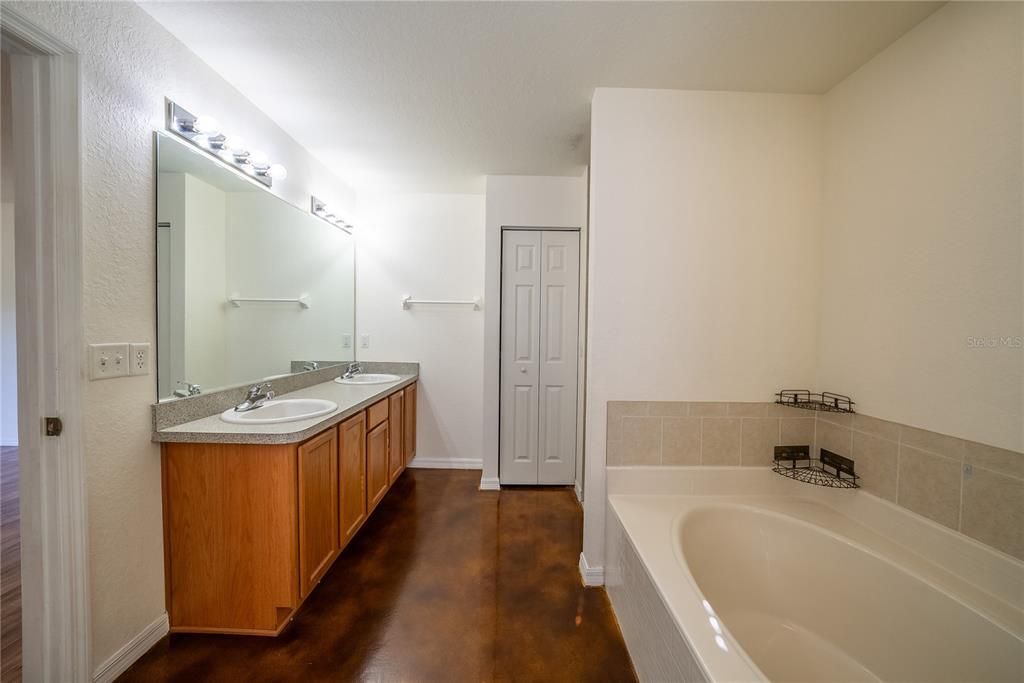 En Venta: $324,900 (3 camas, 2 baños, 2216 Pies cuadrados)