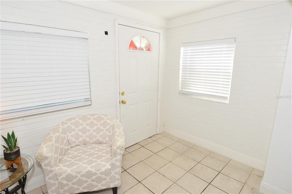 Active With Contract: $2,000 (1 beds, 1 baths, 625 Square Feet)