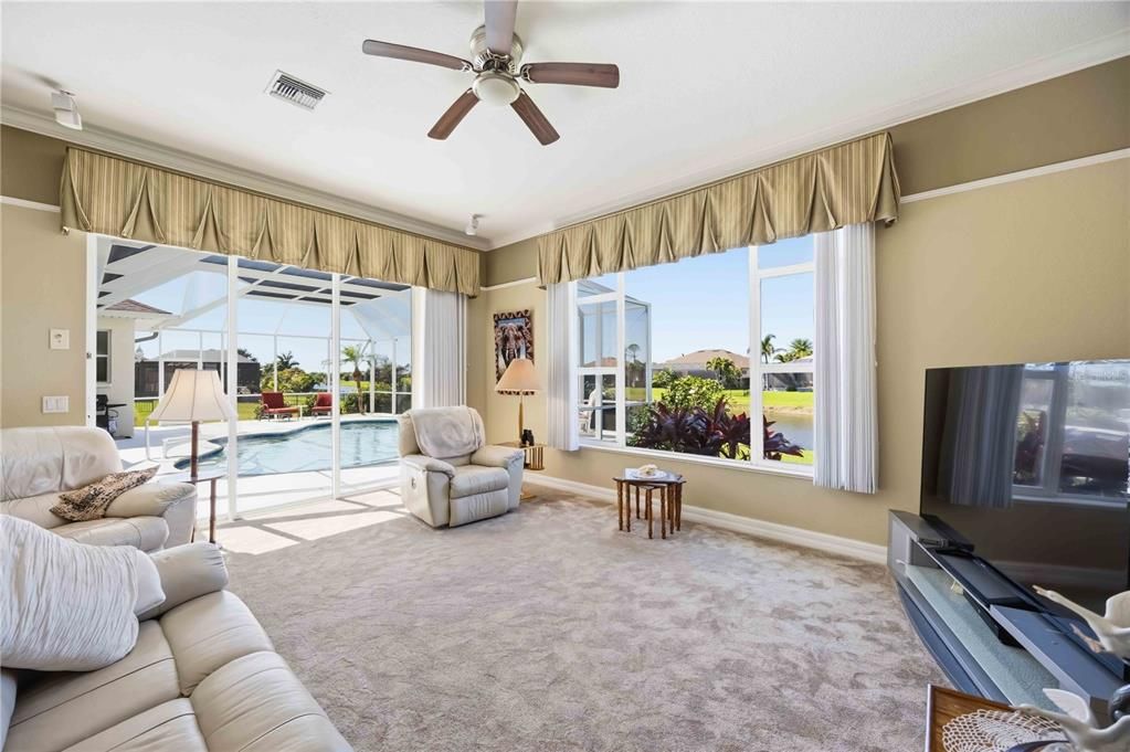 En Venta: $635,000 (3 camas, 2 baños, 2564 Pies cuadrados)
