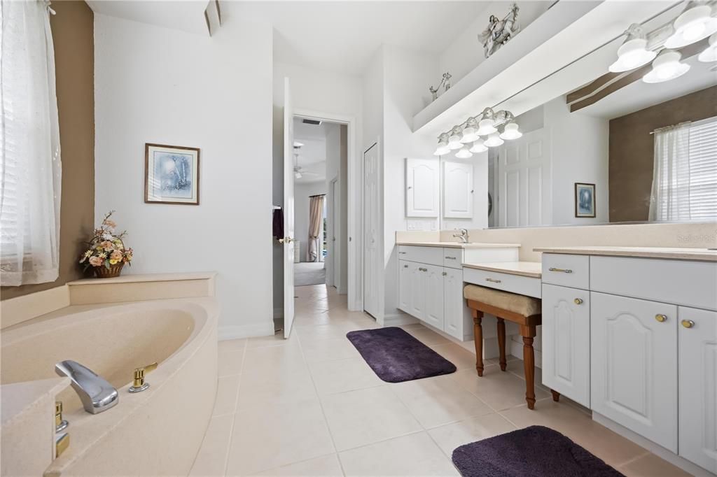 En Venta: $635,000 (3 camas, 2 baños, 2564 Pies cuadrados)