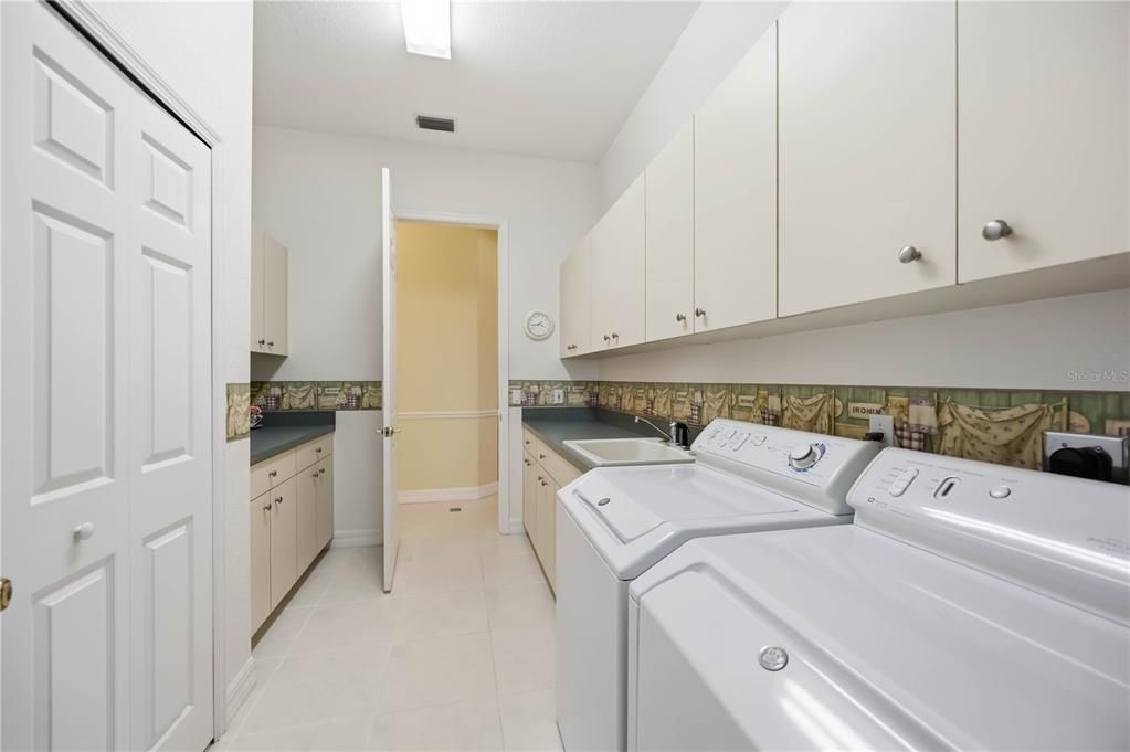 En Venta: $635,000 (3 camas, 2 baños, 2564 Pies cuadrados)