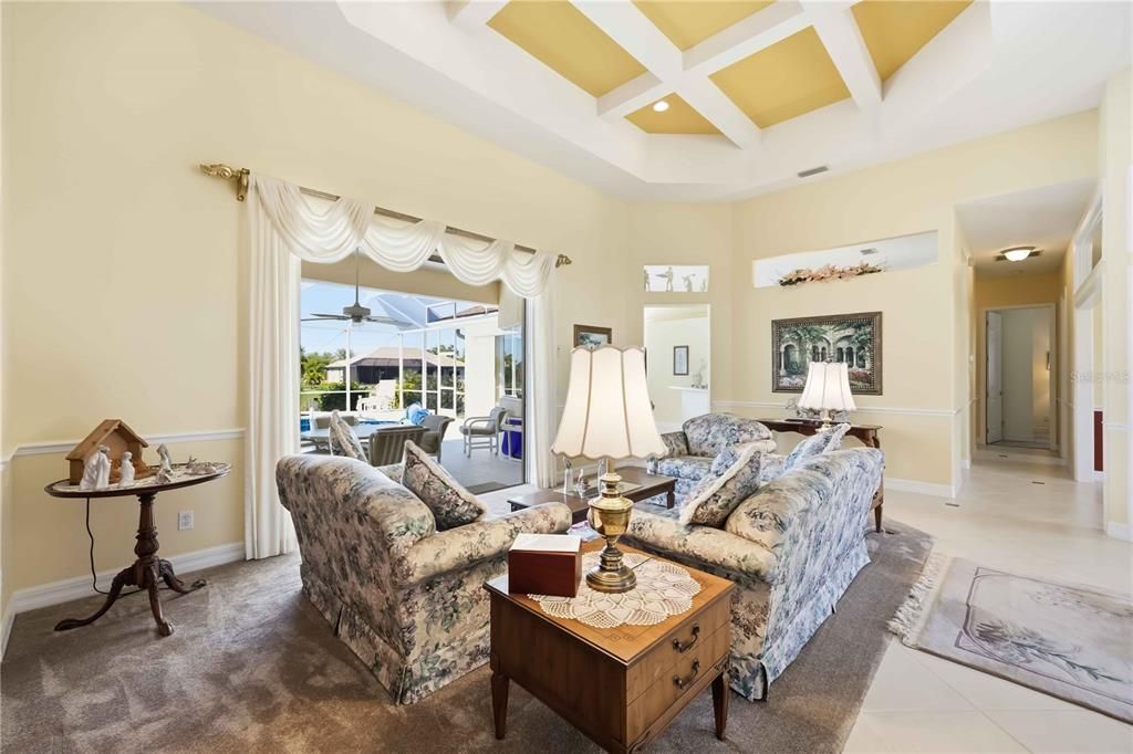 En Venta: $635,000 (3 camas, 2 baños, 2564 Pies cuadrados)