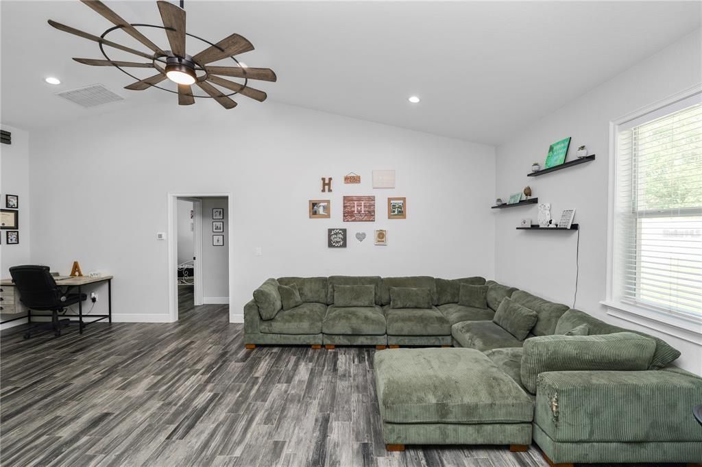Activo con contrato: $285,000 (3 camas, 2 baños, 1539 Pies cuadrados)