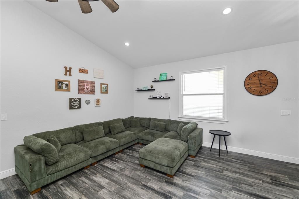 Activo con contrato: $285,000 (3 camas, 2 baños, 1539 Pies cuadrados)