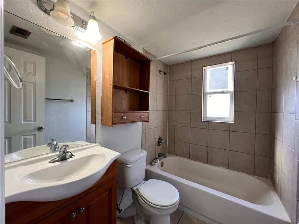 For Rent: $1,100 (2 beds, 1 baths, 710 Square Feet)