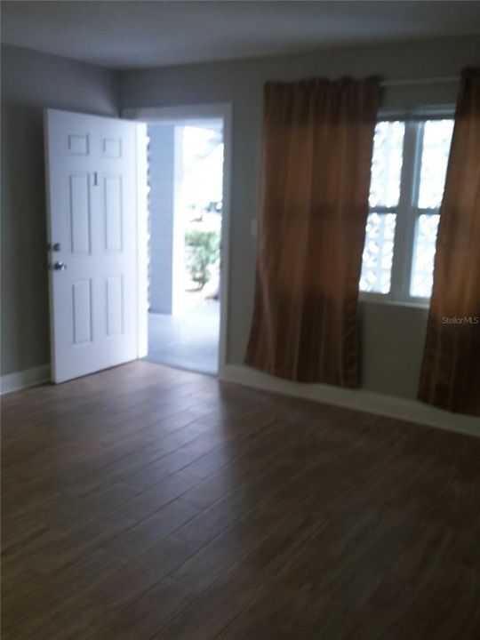 For Rent: $1,100 (2 beds, 1 baths, 710 Square Feet)