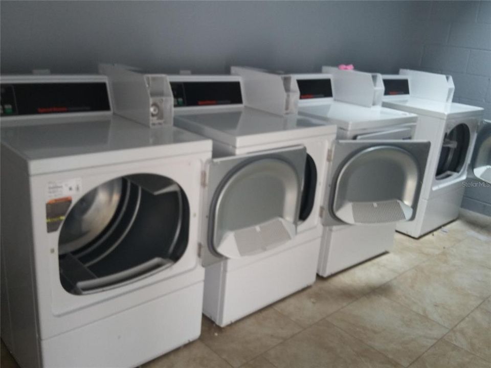 For Rent: $1,100 (2 beds, 1 baths, 710 Square Feet)
