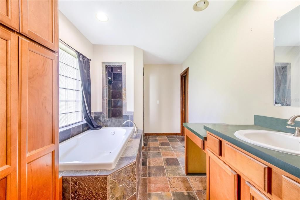 Activo con contrato: $1,849,000 (5 camas, 3 baños, 3238 Pies cuadrados)