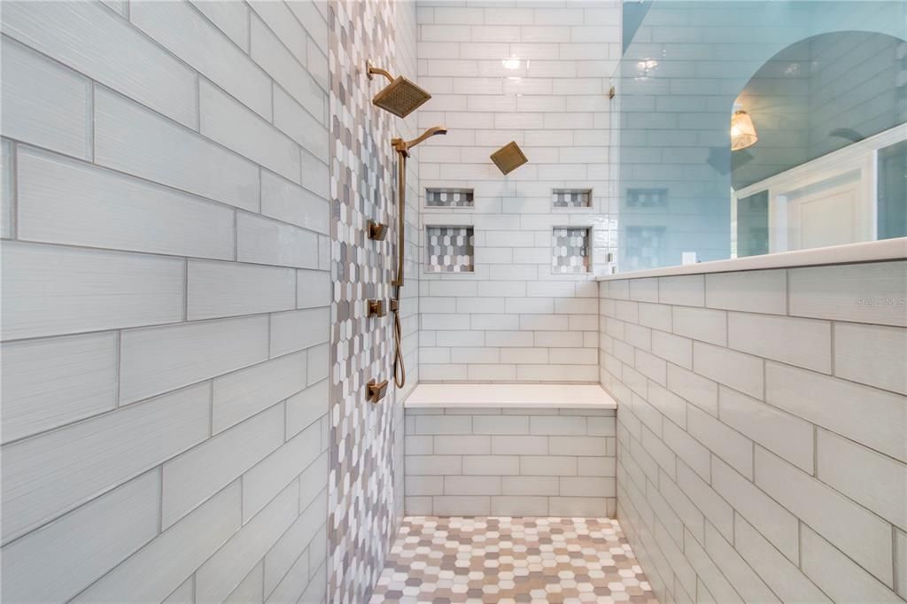 Activo con contrato: $1,849,000 (5 camas, 3 baños, 3238 Pies cuadrados)