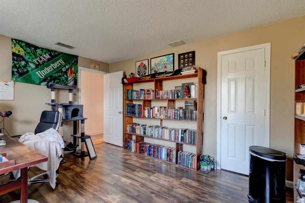 Activo con contrato: $255,000 (3 camas, 2 baños, 1817 Pies cuadrados)