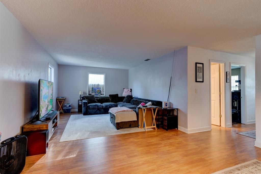 Activo con contrato: $255,000 (3 camas, 2 baños, 1817 Pies cuadrados)