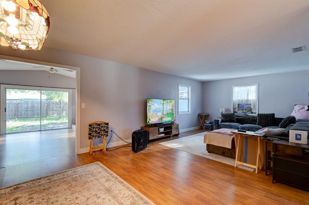 Activo con contrato: $255,000 (3 camas, 2 baños, 1817 Pies cuadrados)