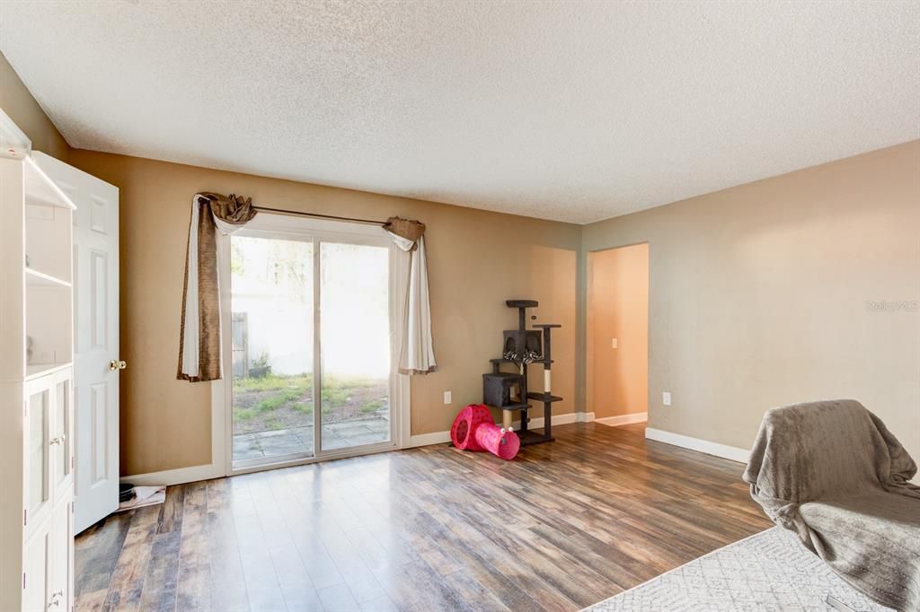 Activo con contrato: $255,000 (3 camas, 2 baños, 1817 Pies cuadrados)