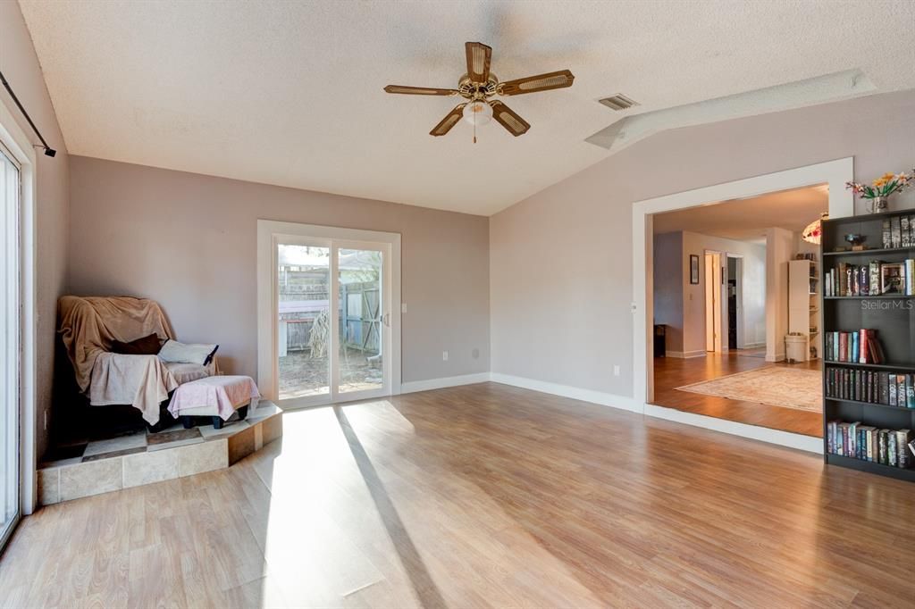 Activo con contrato: $255,000 (3 camas, 2 baños, 1817 Pies cuadrados)