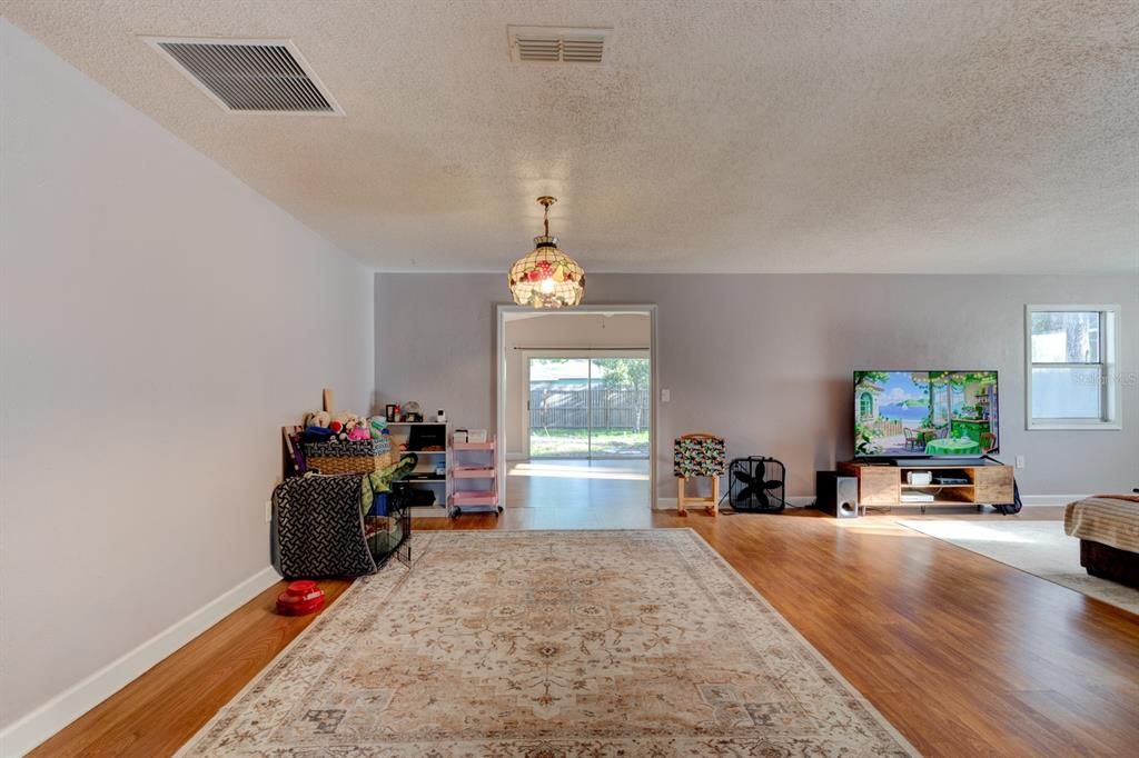 Activo con contrato: $255,000 (3 camas, 2 baños, 1817 Pies cuadrados)