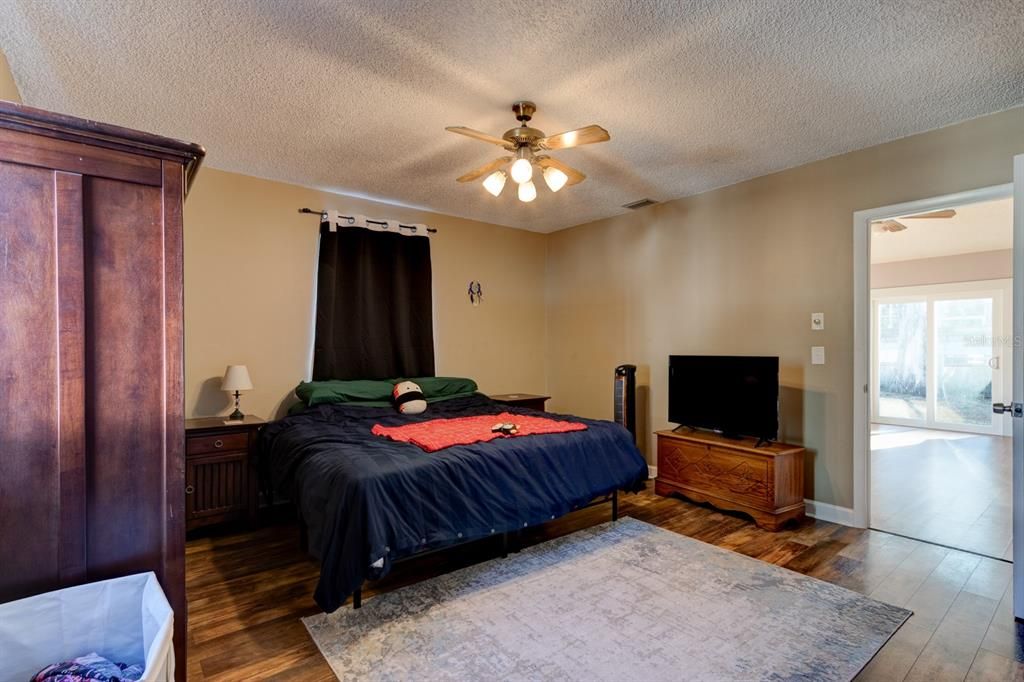Activo con contrato: $255,000 (3 camas, 2 baños, 1817 Pies cuadrados)