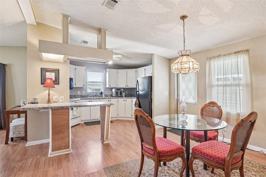 На продажу: $180,000 (2 спален, 2 ванн, 1040 Квадратных фут)