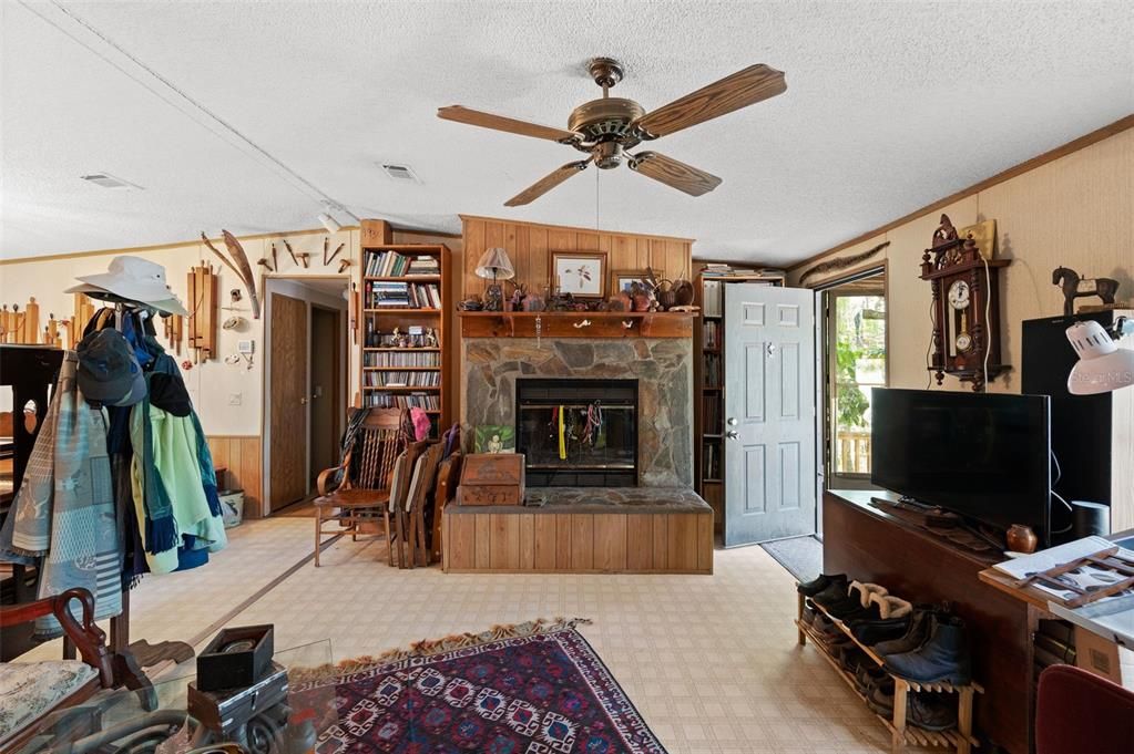 For Sale: $600,000 (3 beds, 2 baths, 1080 Square Feet)