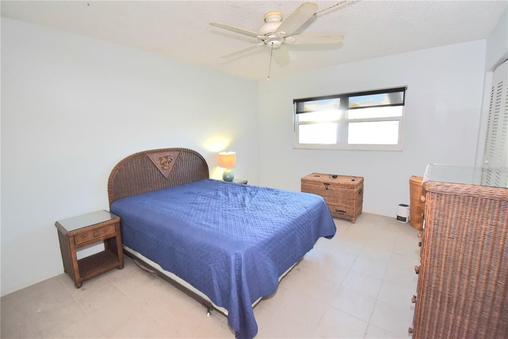 На продажу: $110,000 (2 спален, 1 ванн, 965 Квадратных фут)