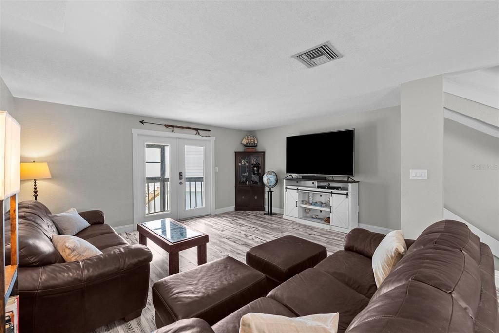 For Sale: $550,000 (2 beds, 1 baths, 1410 Square Feet)