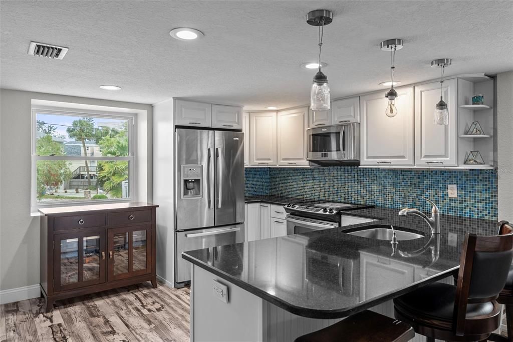 For Sale: $550,000 (2 beds, 1 baths, 1410 Square Feet)