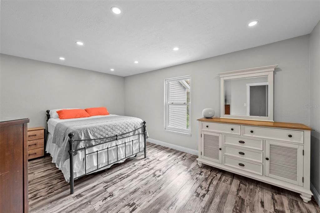For Sale: $550,000 (2 beds, 1 baths, 1410 Square Feet)