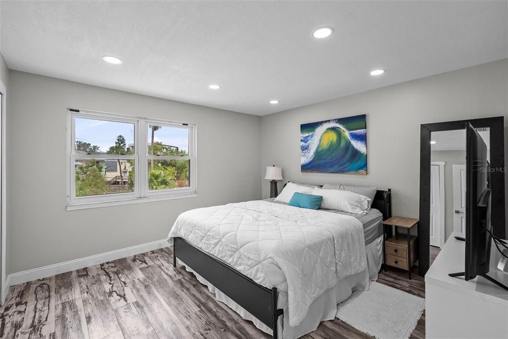 For Sale: $550,000 (2 beds, 1 baths, 1410 Square Feet)