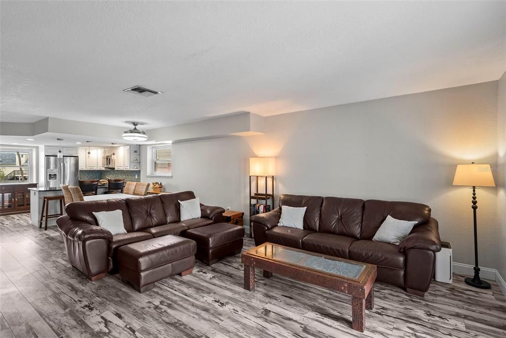 For Sale: $550,000 (2 beds, 1 baths, 1410 Square Feet)