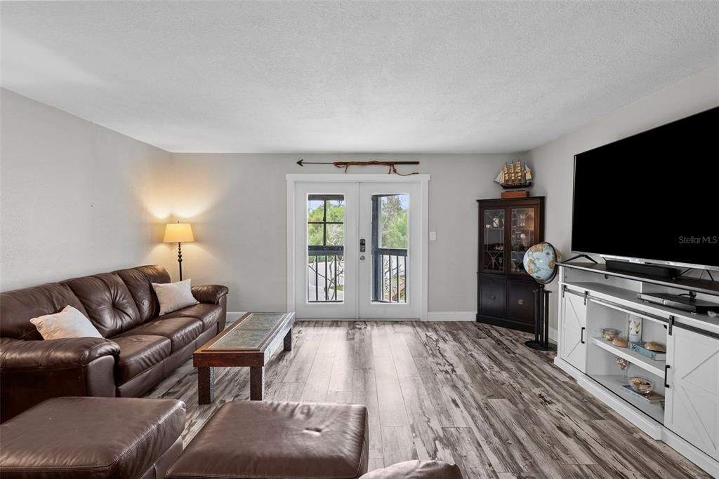 For Sale: $550,000 (2 beds, 1 baths, 1410 Square Feet)