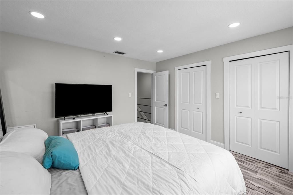 For Sale: $550,000 (2 beds, 1 baths, 1410 Square Feet)