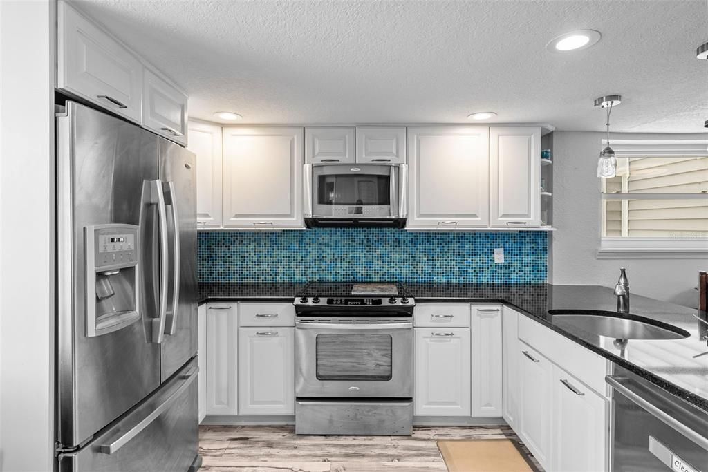 For Sale: $550,000 (2 beds, 1 baths, 1410 Square Feet)