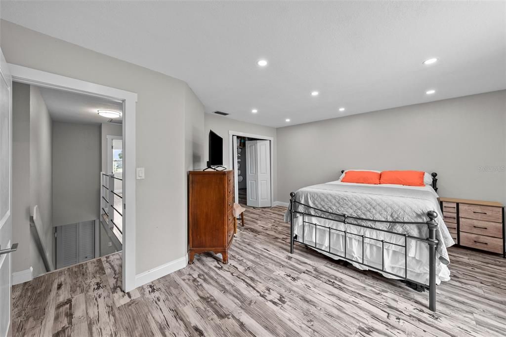 For Sale: $550,000 (2 beds, 1 baths, 1410 Square Feet)
