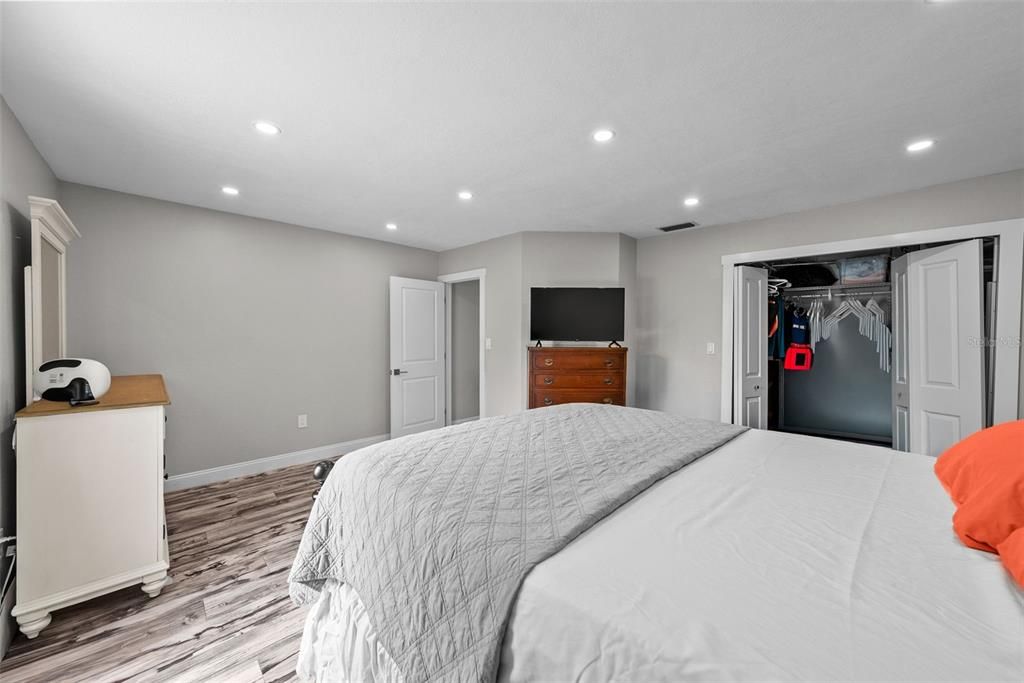 For Sale: $550,000 (2 beds, 1 baths, 1410 Square Feet)