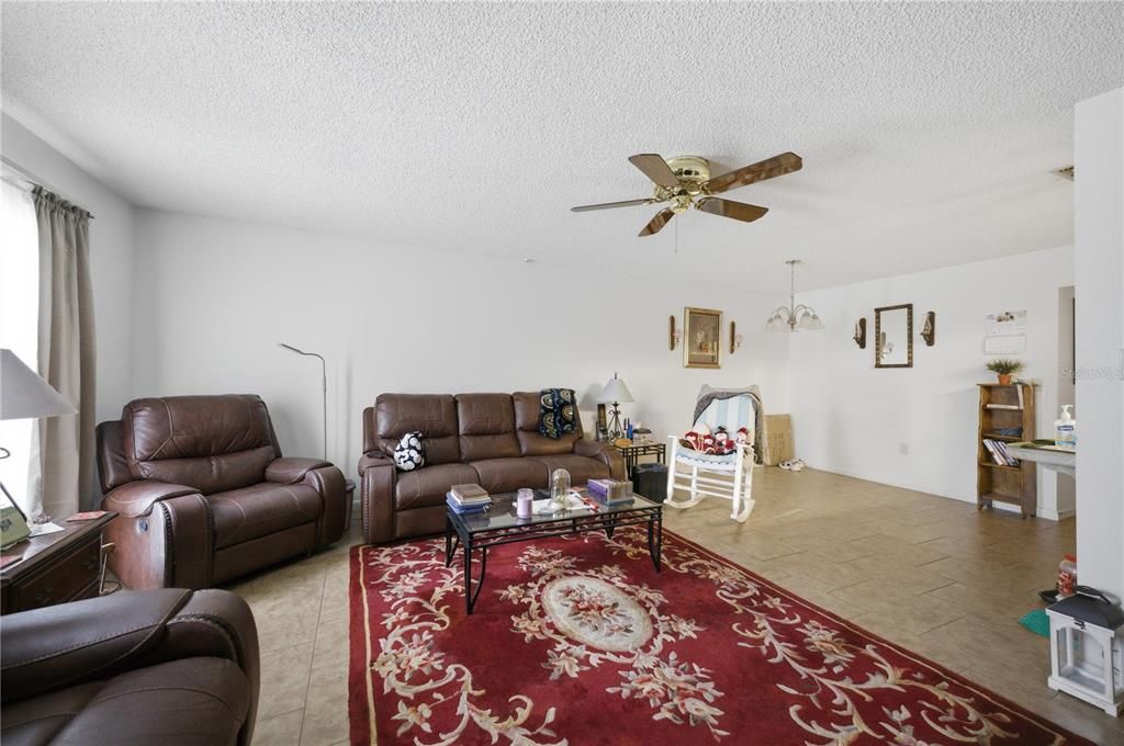 На продажу: $169,900 (2 спален, 2 ванн, 1049 Квадратных фут)